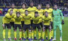 关于足球场上再现激烈对决，球队胜负难分的信息