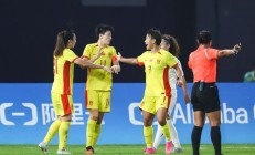 亚洲杯女足比赛，中国队决胜场上