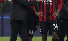 包含AC米兰客场战平，延续不败记录的词条